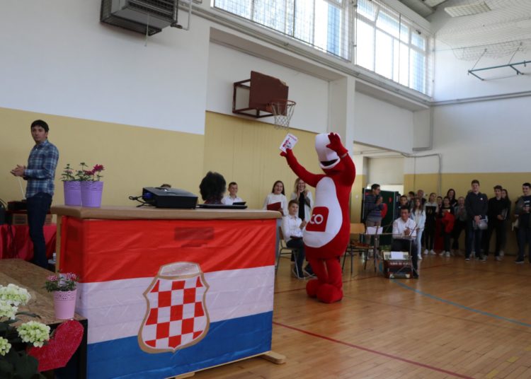 Centralko obradovao djecu u Prvoj osnovnoj školi Široki Brijeg