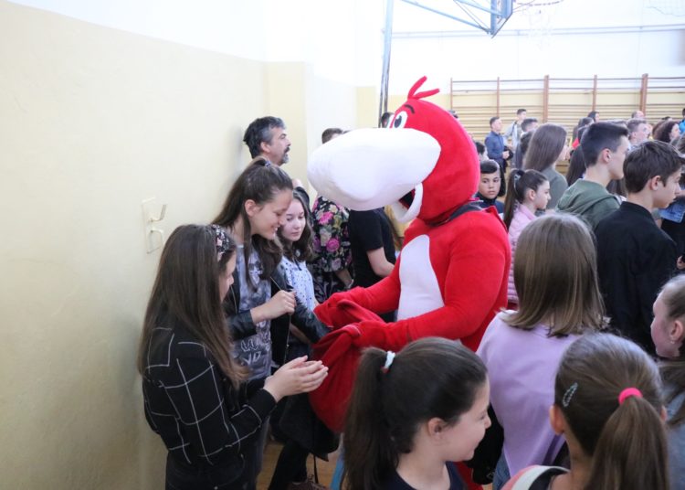 Centralko obradovao djecu u Prvoj osnovnoj školi Široki Brijeg