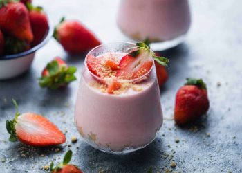 Bez pečenja i želatine: Recept za ružičasti cheesecake od jagoda