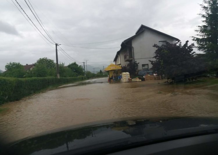 Poplave u Žepču, promet zatvoren i na dijelu M-17