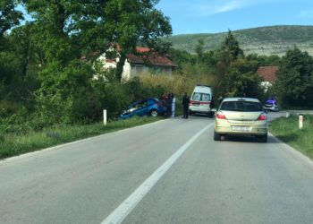 Peugeot sletio s ceste u Knešpolju