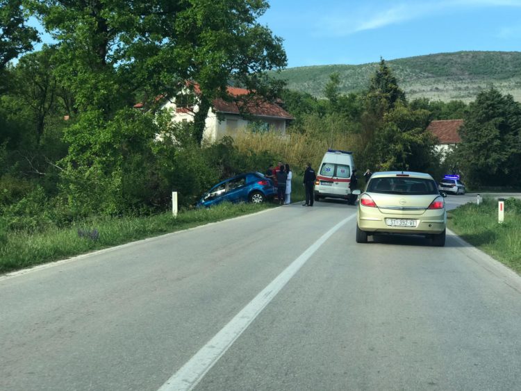 Peugeot sletio s ceste u Knešpolju