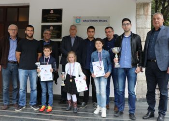 Članovi Šahovskog kluba „Široki Brijeg“ na prijemu kod gradonačelnika Kraljevića i predsjednika GV Topića