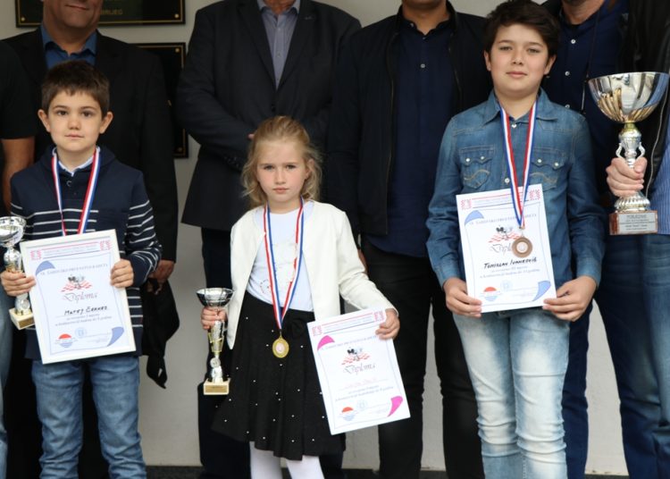 Članovi Šahovskog kluba „Široki Brijeg“ na prijemu kod gradonačelnika Kraljevića i predsjednika GV Topića