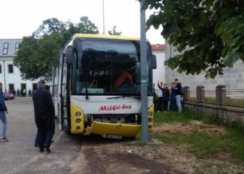 Autobus udario u rasvjetni stub ispred škole u Širokom Brijegu