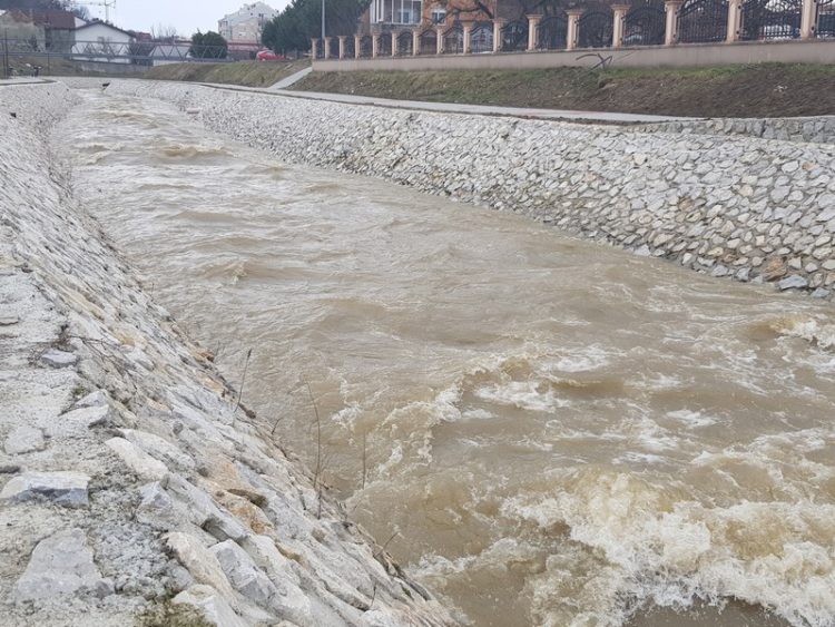 Šestogodišnji dječak upao u nabujali potok kod Žepča, majka skočila da ga spasi