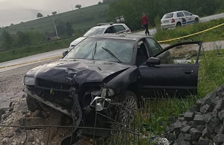 Bježeći automobilom, udario u policijsko vozilo