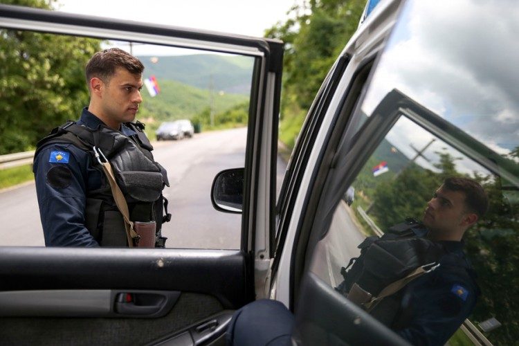 Prema medijskim natpisima na popisu za uhićenje 46 osoba, u sve umiješana i dva pripadnika Eulexa