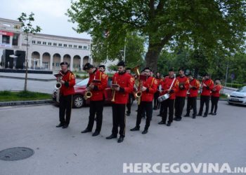 Orkestar Hrvatska glazba Mostar tradicionalno prvosvibanjskom budnicom probudila Mostarce