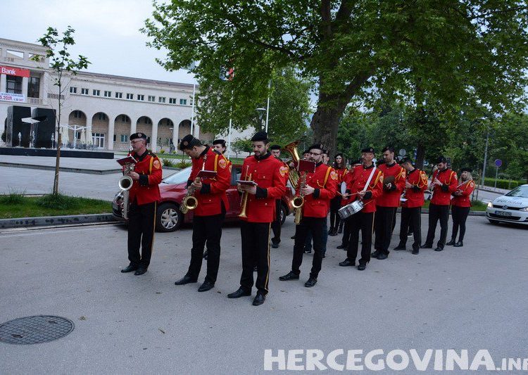 Orkestar Hrvatska glazba Mostar tradicionalno prvosvibanjskom budnicom probudila Mostarce
