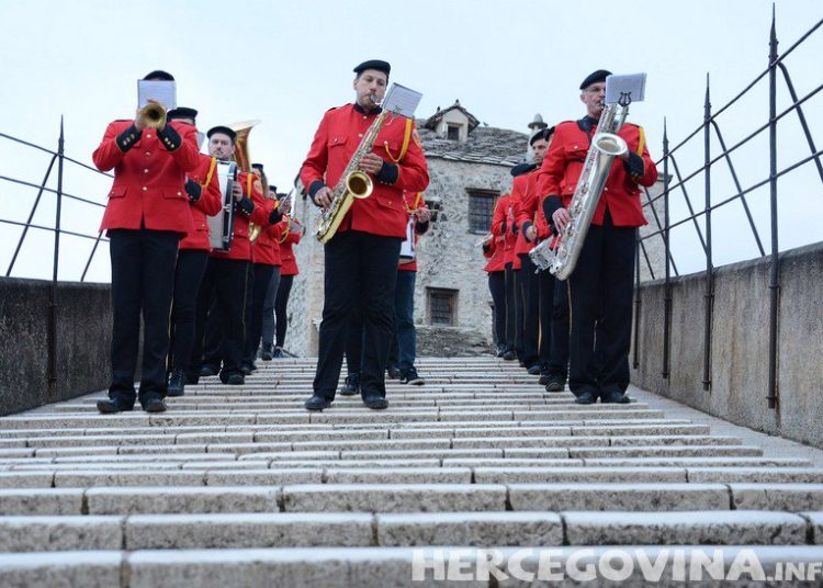 Orkestar Hrvatska glazba Mostar tradicionalno prvosvibanjskom budnicom probudila Mostarce
