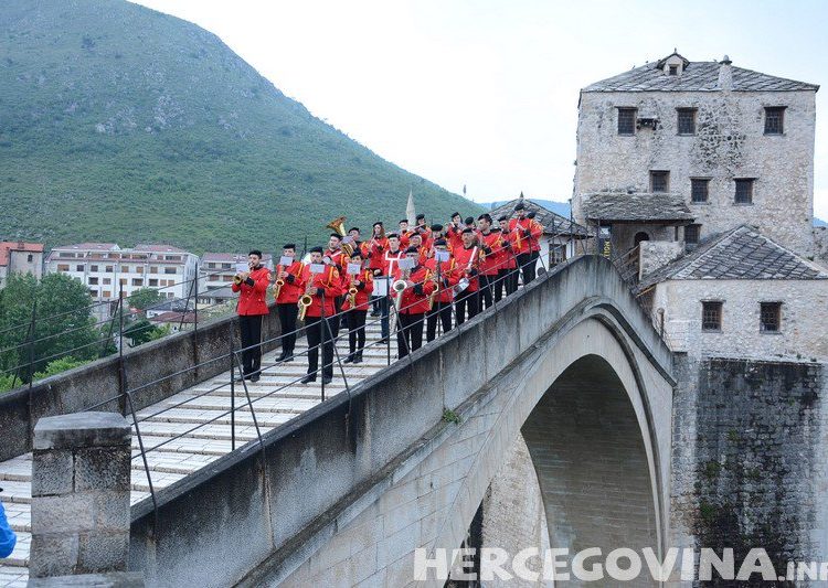 Orkestar Hrvatska glazba Mostar tradicionalno prvosvibanjskom budnicom probudila Mostarce