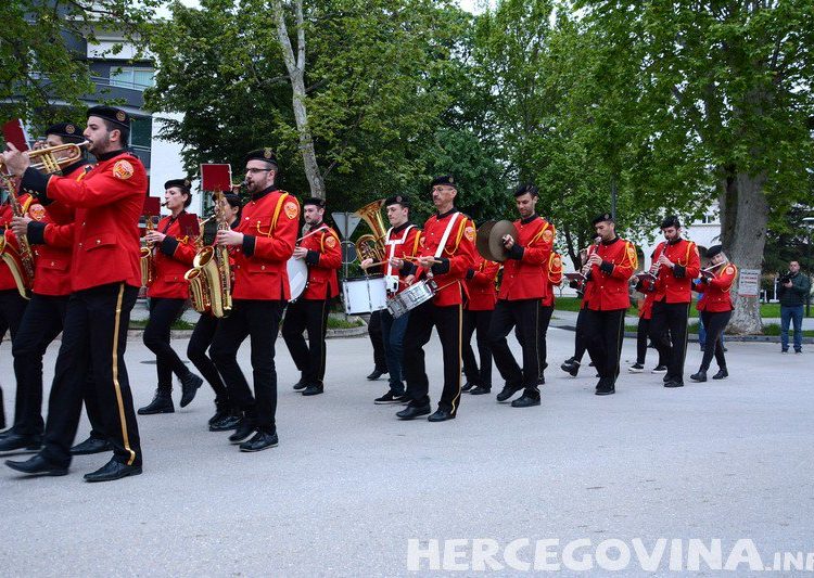 Orkestar Hrvatska glazba Mostar tradicionalno prvosvibanjskom budnicom probudila Mostarce