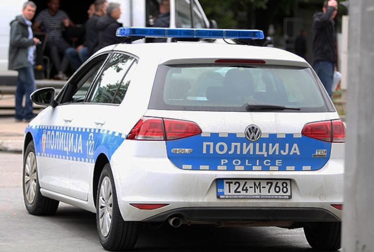 U sudaru kamiona i automobila troje povrijeđenih