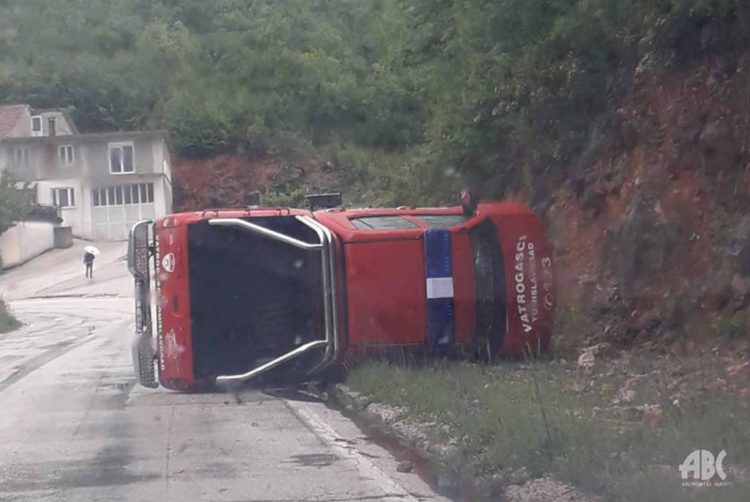 Na Vraniću se prevrnulo vatrogasno vozilo