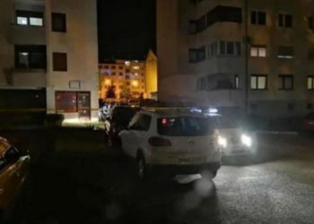 Mrtav muškarac pored zgrade Vlade