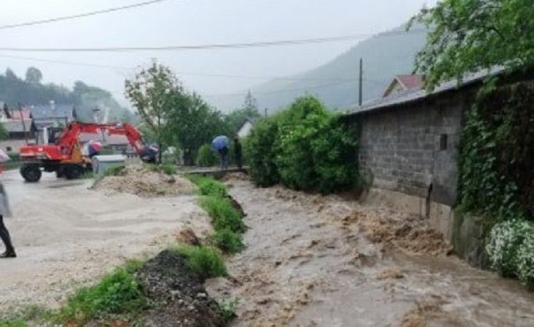 Nastavlja se potraga za dječakom, obitelj sumnja da je zatrpan pijeskom