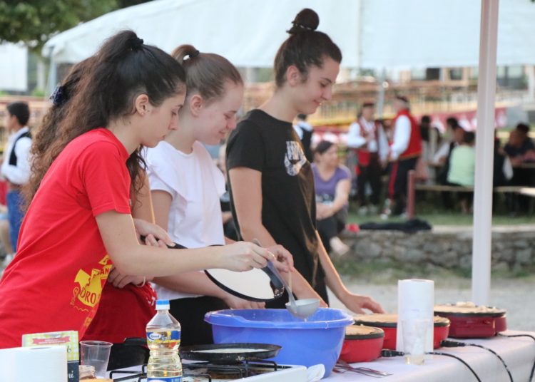 „Kočerinom kolo igra, a pisma se ori“: Odlična atmosfera na večeri folklora