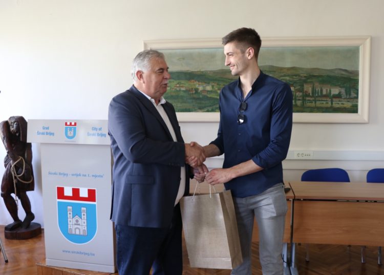 Košarkaši HKK Široki i prvaci BiH na prijemu kod gradonačelnika Kraljevića