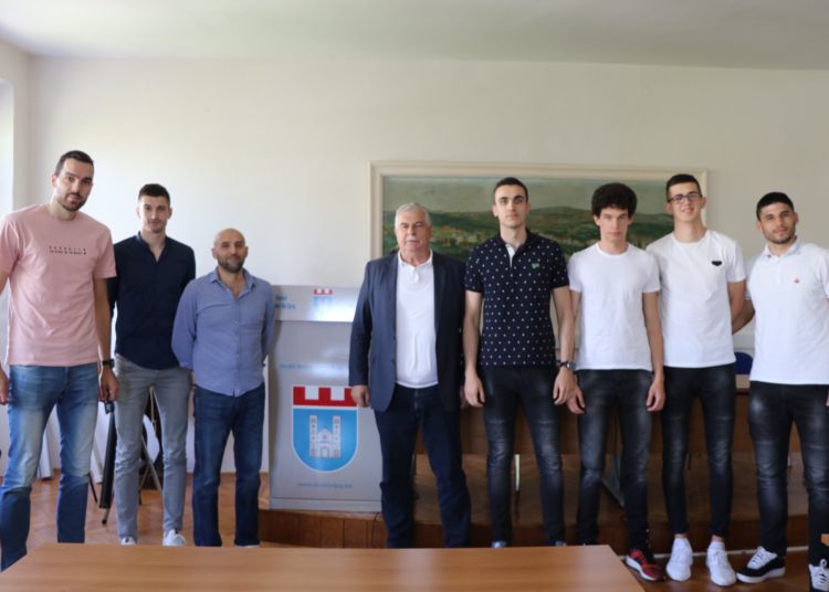 Košarkaši HKK Široki i prvaci BiH na prijemu kod gradonačelnika Kraljevića