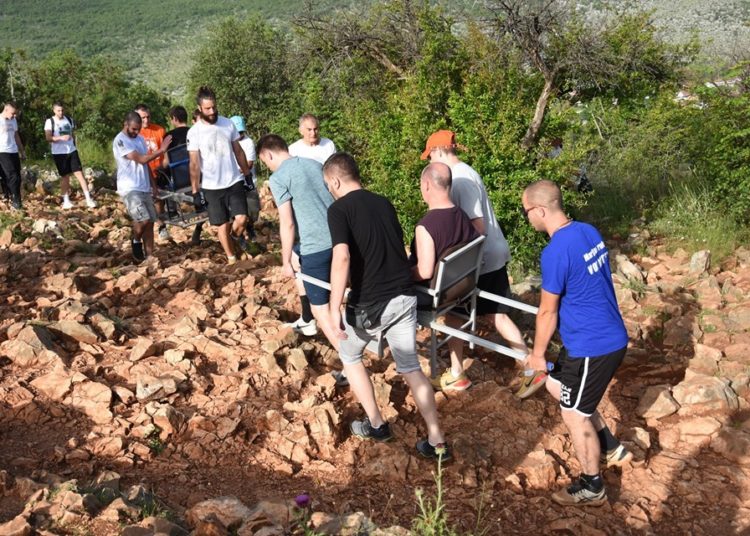 Osobe s invaliditetom hodočastile na Brdo ukazanja uz pomoć volontera