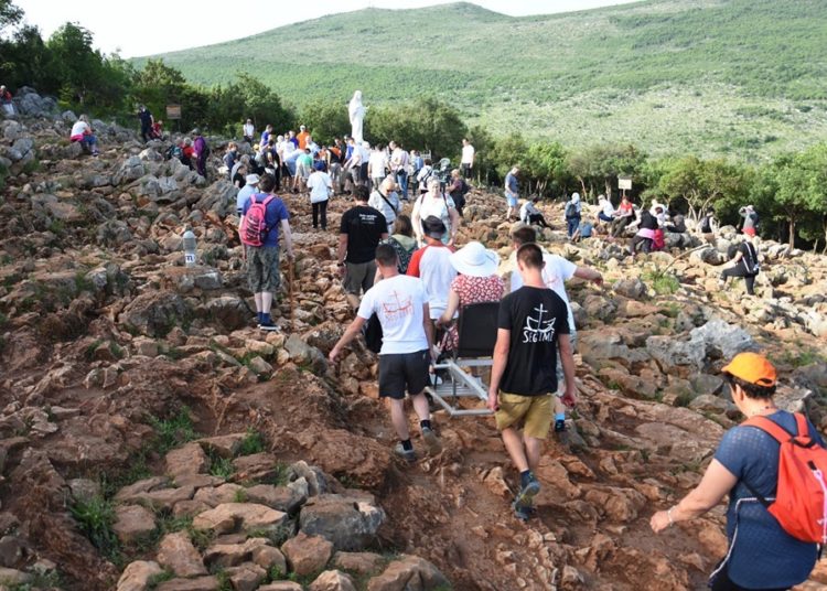 Osobe s invaliditetom hodočastile na Brdo ukazanja uz pomoć volontera