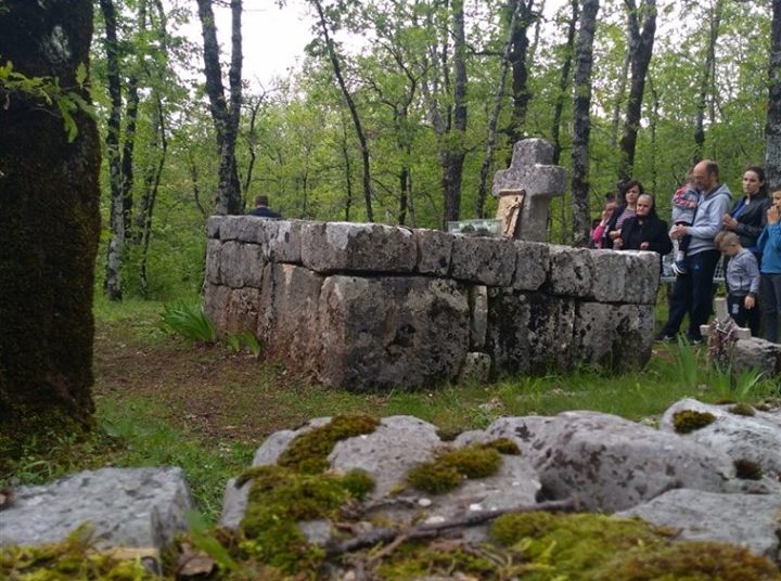 Posuški Gradac: Slavljena sveta misa na Biskupovom grobu i otvoren festival religiozne drame
