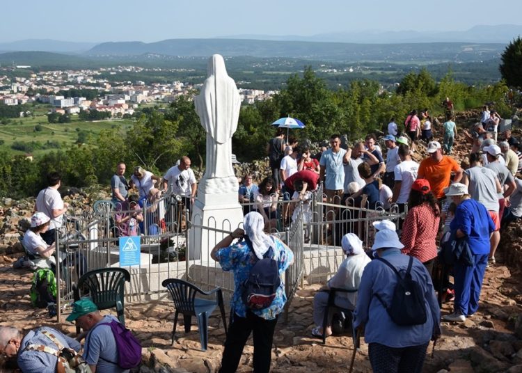 Osobe s invaliditetom hodočastile na Brdo ukazanja uz pomoć volontera
