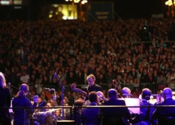 Miroslav Škoro u pratnji tisuću tamburaša zapalio zagrebačke fontane