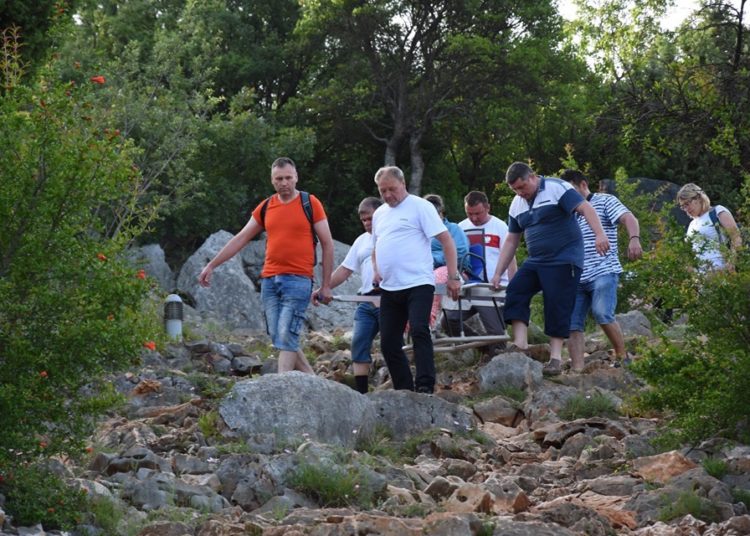 Osobe s invaliditetom hodočastile na Brdo ukazanja uz pomoć volontera