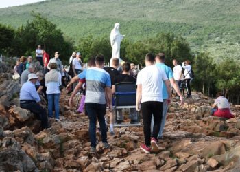 Osobe s invaliditetom hodočastile na Brdo ukazanja uz pomoć volontera