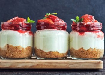 Cheesecake s jagodama: Fantazija u čaši gotova za 10 minuta