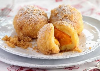 Desert ili slatki ručak: Recept za knedle s marelicama i zapečenim krušnim mrvicama