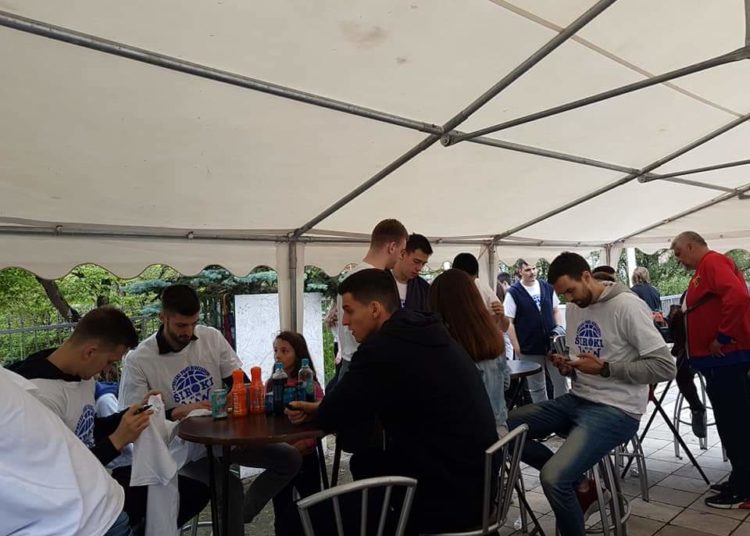 Igrači HKK Široki družili se s navijačima u središtu grada