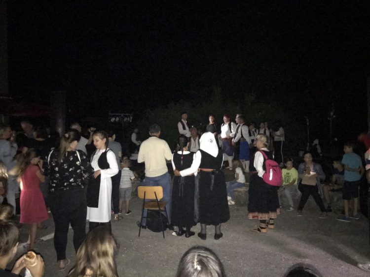 Na Večeri folklora u Kočerinu nema struje, ali ipak je veselo (VIDEO)