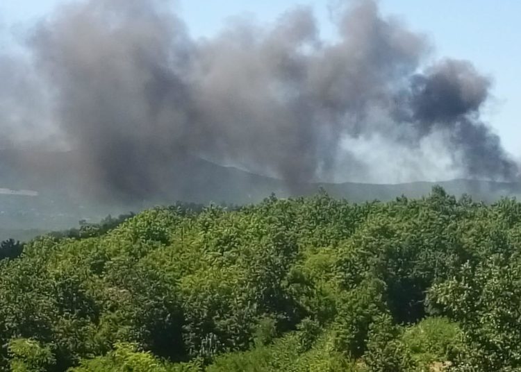 Požar na Visokoj Glavici, gusti crni dim u zraku (FOTO)