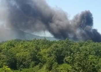 Požar na Visokoj Glavici, gusti crni dim u zraku (FOTO)