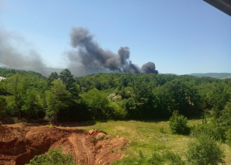 Požar na Visokoj Glavici, gusti crni dim u zraku (FOTO)