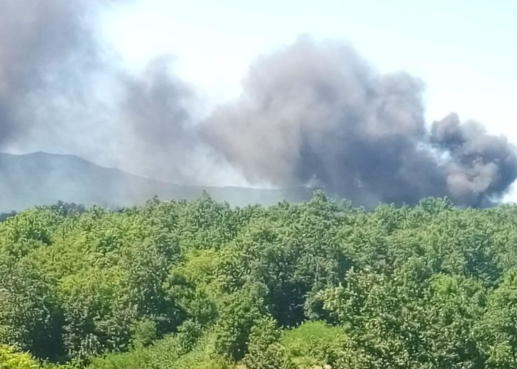 Požar na Visokoj Glavici, gusti crni dim u zraku (FOTO)