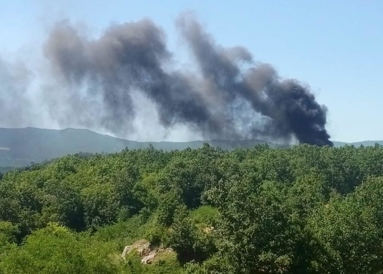 Požar na Visokoj Glavici, gusti crni dim u zraku (FOTO)
