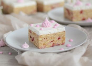 Recept za brzi kolač od jogurta s keksom i voćem