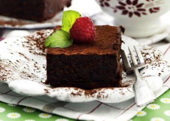 Recept za sočan čokoladni kolač od samo tri sastojka. Bez trunke brašna!