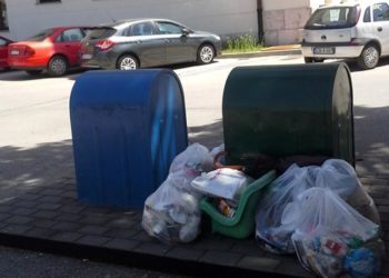 Mostarac smeće istresao pred Gradsku vijećnicu