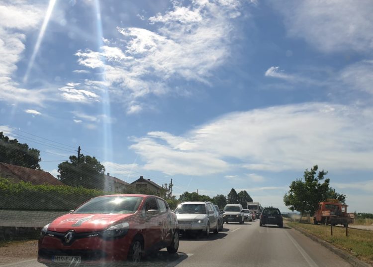Radovi na rekonstrukciji ceste u Dobriču izazvali velike prometne gužve