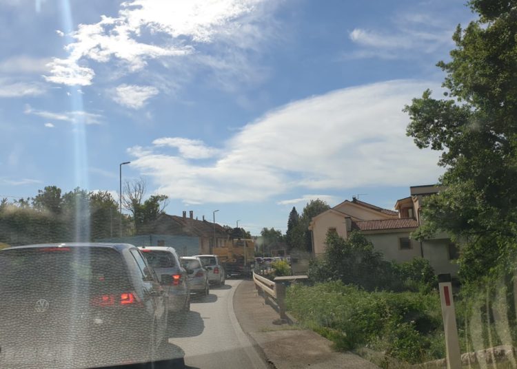 Radovi na rekonstrukciji ceste u Dobriču izazvali velike prometne gužve