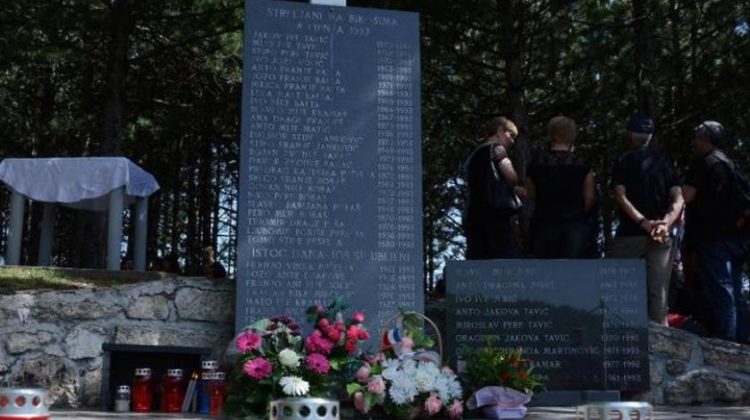 Pokop 16 Hrvata ubijenih u mjestu Bikoši kod Travnika 1993. godine