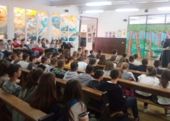 Zanimljivo predavanje fra Marina Karačića školarcima