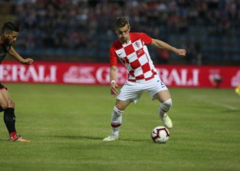 Hrvatska u šarenom sastavu izgubila od Tunisa, navijači ostali na stadionu unatoč velikom pljusku