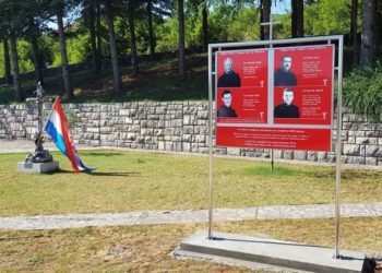 Ispred župne crkve na Kočerinu postavljena spomen ploča ubijenim fratrima i vjernome puku