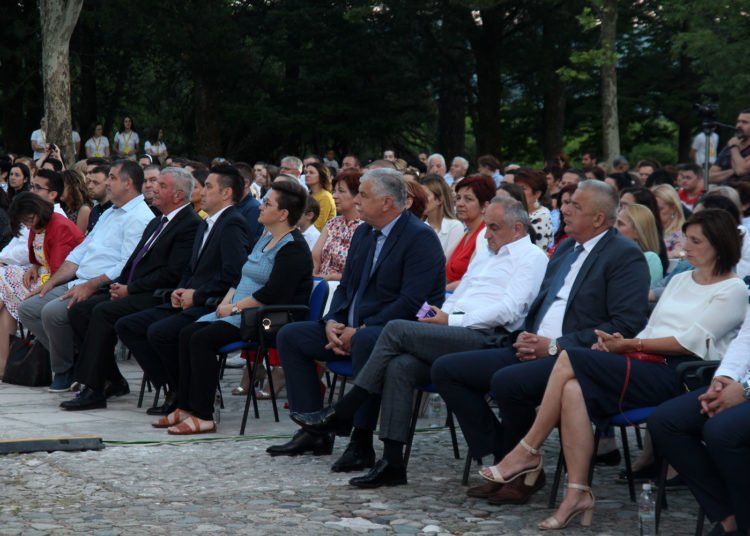 U dvorištu širokobriješke crkve održan humanitarni koncert duhovne glazbe